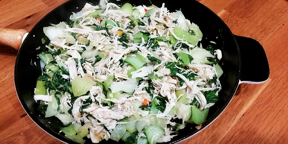 Prato de frango com couve Pak Shoi